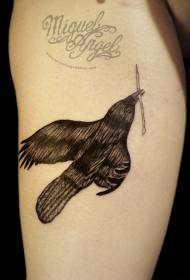 Na ramenu crni uzorak tetovaža vrana