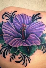 Enorme paarse hibiscus-tatoeage-tatoeage op de rug