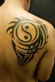 Detrás patrón de tatuaxe do elemento tribal negro yin e yang