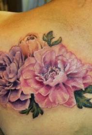 Krásne farebné realistické kvetinové tetovanie na zadnej strane