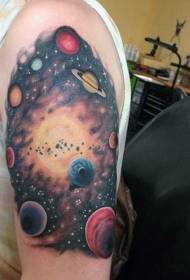 Braç amb un bon aspecte de dibuixos de tatuatges de planeta d'espai de dibuixos animats