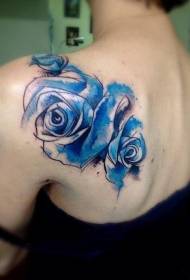 Akvarelės stiliaus mėlynos rožės pečių tatuiruotės modelis