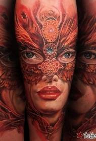 Potret wanita mengenakan topeng kupu-kupu dengan pola tato berwarna-warni