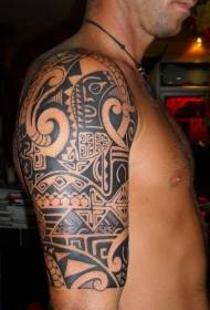 Braț mare stil polinezian negru diverse modele de tatuaje totem