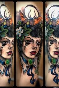 Didelės rankos naujos mokyklos spalvos moteris su gėlių tatuiruotės modeliu