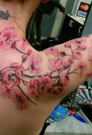 Pola tato pohon ceri yang indah di bahu