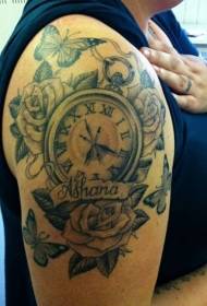 Veľké rameno čierne hodiny ruže list a motýľ tetovanie vzor