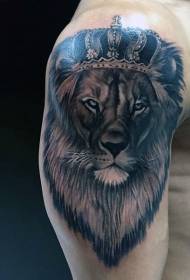 Lion noir et blanc à gros bras avec un motif de tatouage magnifique