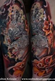 Ritrattu di e donne di culori bracciati cù a manu di bracciu cù un mudellu di tatuaggi di maschera di farfalla