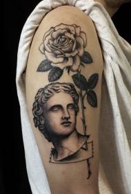 Gros bras sculptant style rose noire avec motif de tatouage de statue