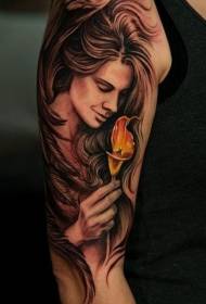 Gros bras belle main style femmes dessinées avec motif de tatouage de fleurs