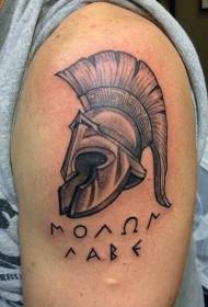 Lettera di vecchia scuola di grande braccio con il modello di tatuaggio del casco guerriero romano nero
