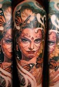 Farfalla dipinta stile dell'illustrazione del grande braccio con il modello del tatuaggio del ritratto della donna