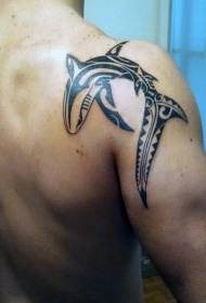 Puošnus juodo totemo ryklio pečių tatuiruotės modelis