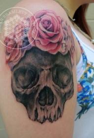 Iso käsivarsi tyyli musta pääkallo punaisella ruusulla tatuointikuviolla