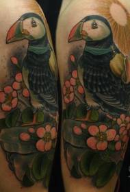 Stor arm ny traditionell stil färgad fågel och blomma tatuering mönster