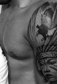 Голяма ръка, стар училищен черно-бял орел с модел на татуировка на индийска жена