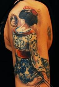 Model de tatuaj japonez Geisha cu o oglindă a brațului real