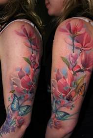 Braccio fiori colorati new school e motivo tatuaggio farfalla