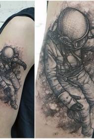 Modello del tatuaggio dell'astronauta nero di stile di intaglio del grande braccio