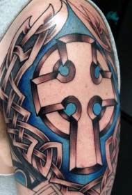 Malaking braso maganda ang kulay na pattern ng celtic cross tattoo