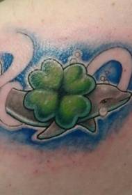 Сімпатычны маленькі дэльфін і чатырохлістны малюнак татуіроўкі на плячы