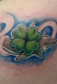 Simpatico delfino e modello di tatuaggio a quattro foglie sulla spalla