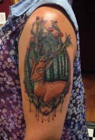 Braccio bellissimo cervo di colore naturale con motivo a tatuaggio di bacche