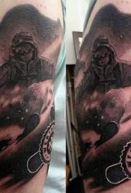 Big arm zwart grijs stijl heren snowboard tattoo patroon