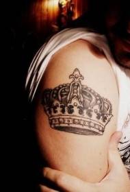 Modello di tatuaggio corona spalla bianco e nero