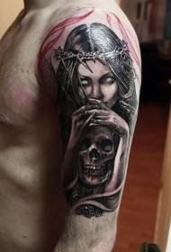 Braccio donna demone grigio nero con motivo tatuaggio teschio