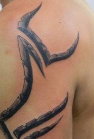 Patrón de tatuaxe de ombreiro tótem negro de estilo tribal