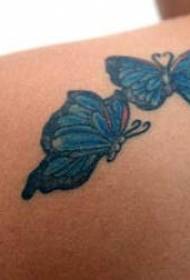 肩に2つの青い蝶の入れ墨