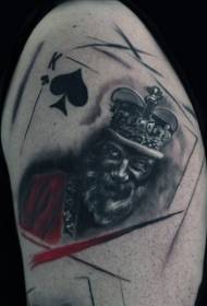 Carte da gioco con picche realistiche a braccio grande e disegni del tatuaggio del re