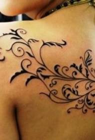 Fin svart tatoveringsmønster på ryggen