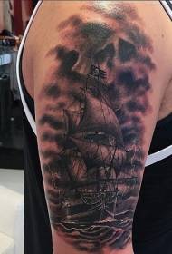 Grousse Aarm ganz realistesch schwaarze Welle Segelboot Tattoo Muster