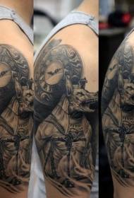 Didelės rankos juodos pilkos spalvos blogio Egipto dievas su laikrodžio tatuiruotės modeliu
