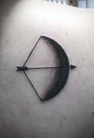 Misterioso semplice tatuaggio nero a forma di luna con arco e freccia