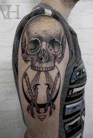 Modellu di tatuu di craniu neru in stile spun è mudellu di tatuaggi di l'agliu d'aragu