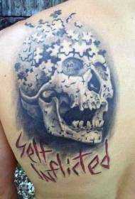Posteriore nero perplesso con motivo a tatuaggio e lettere