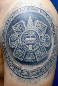 Bellissimo modello di tatuaggio del dio del sole in pietra azteca del grande braccio