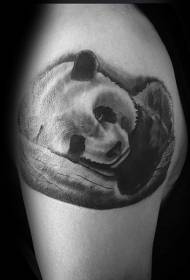 Büyük sevimli sevimli panda dövme deseni
