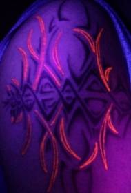 Patrón de tatuaxe de tótem fluorescentes negros e vermellos