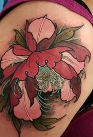 Storarm farget blomster tatoveringsmønster i tradisjonell stil