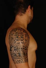 Braț mare model de tatuaj cu totem negru în stil polinezian