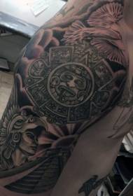 Работи украсен црн воин на Маите со шема на тетоважи во храмови и гулаби