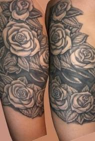 Tatoo nzuri nyingi nyeusi na nyeupe rose kwenye mabega