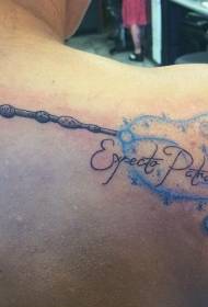 Zelo lepa barvna čarobna palica in črkovna tetovaža na hrbtu