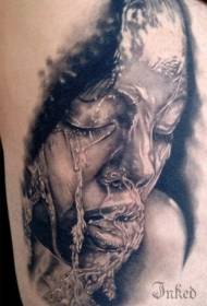 Retrat increïble de dona gris i negre i tatuatge d'aigua