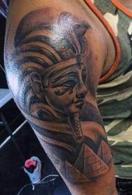 Gran brazo increíble estatua del faraón negro con patrón de tatuaje de pirámide